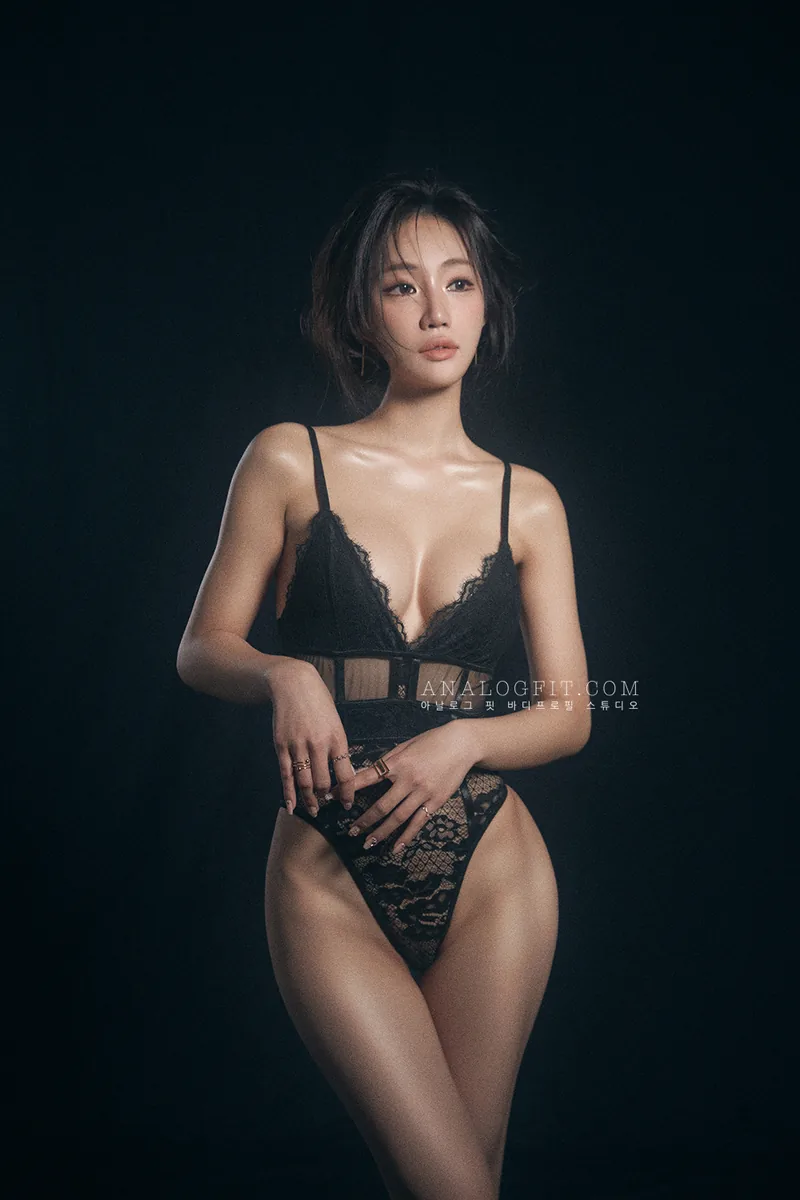 어두운 배경과 부드러운 명암의 바디프로필