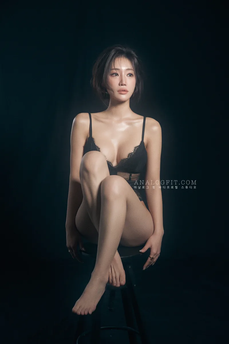 의자에 앉아 자연스러운 선을 표현한 바디프로필